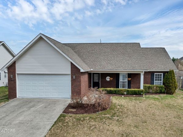 910 Thunder Creek Drive, Maryville, TN 37801
