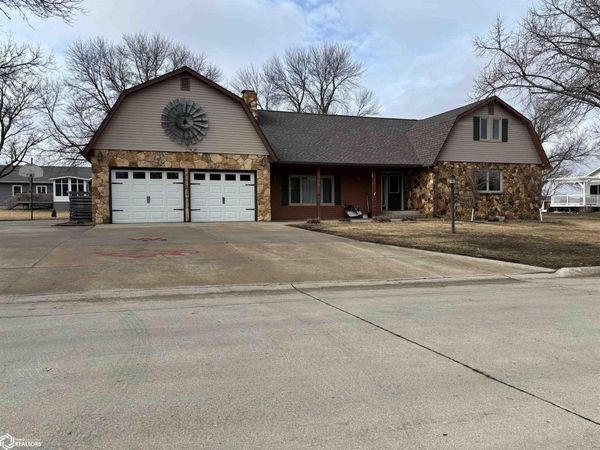902 Golfview Avenue, Britt, IA 50423