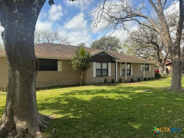 1209 E Morgan Avenue , Cuero, TX 77954