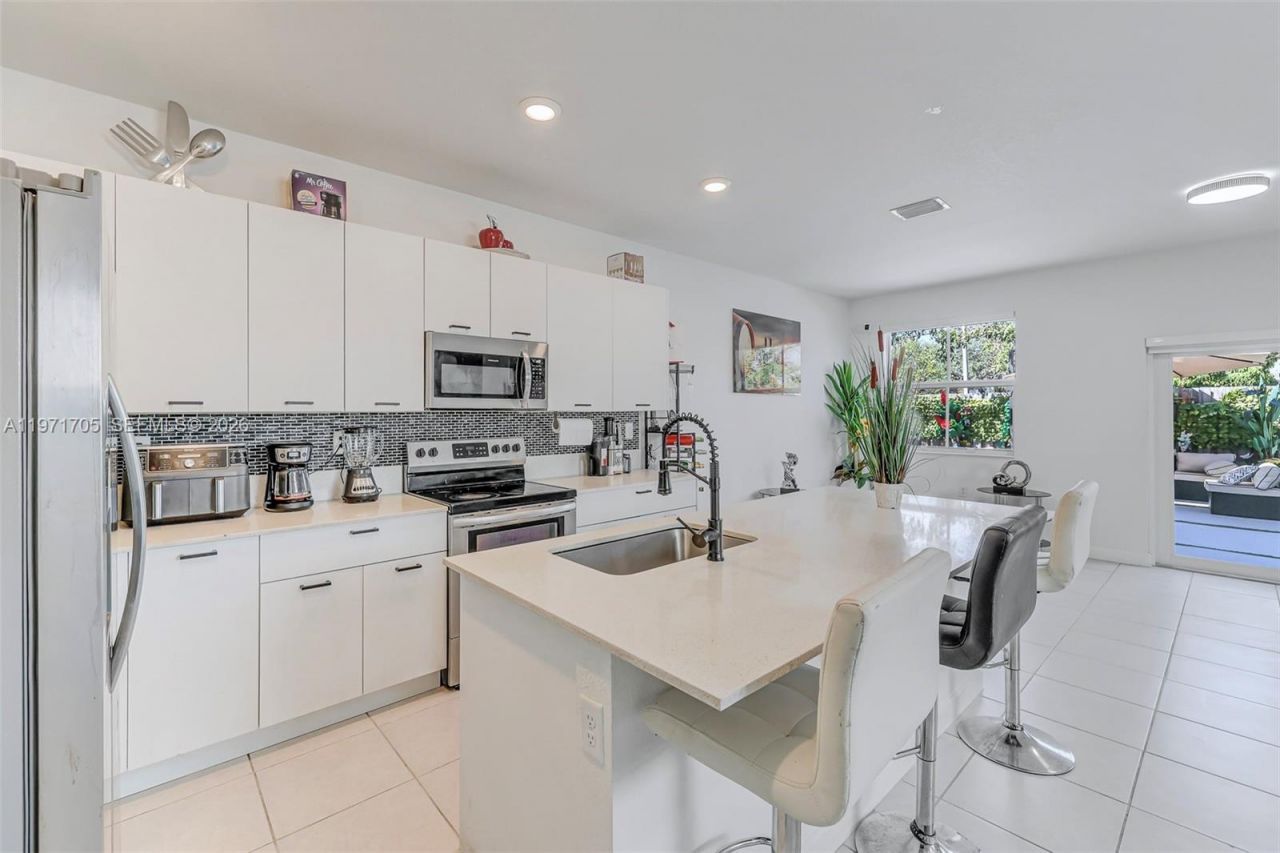 2369 NW 131st Cir, Miami, FL 33167 Photo