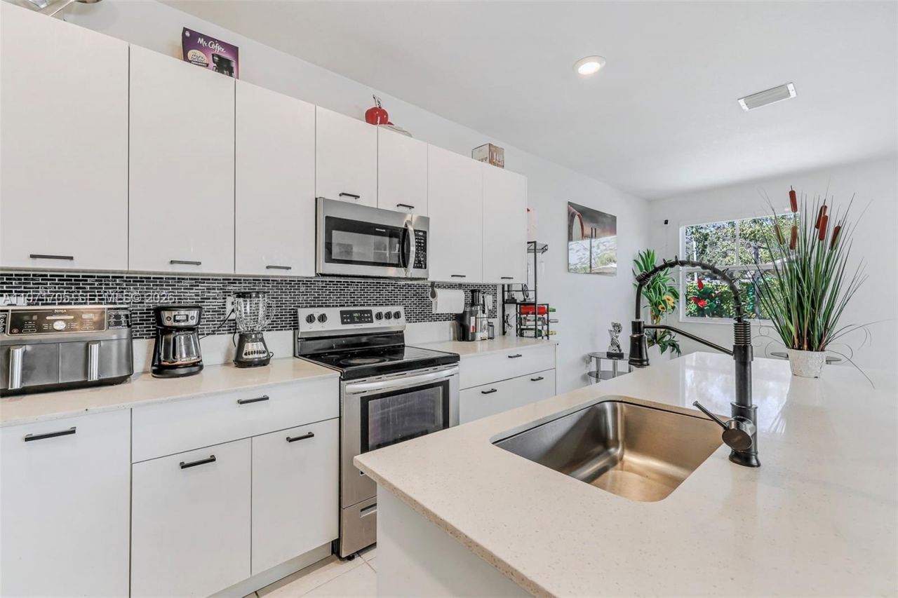 2369 NW 131st Cir, Miami, FL 33167 Photo