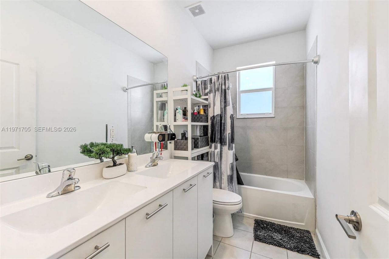 2369 NW 131st Cir, Miami, FL 33167 Photo