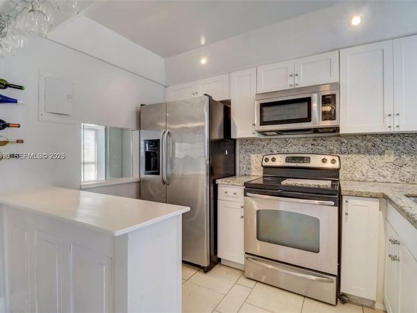 9001 SUNRISE LAKES BLVD, Unit 109, Sunrise, FL 33322