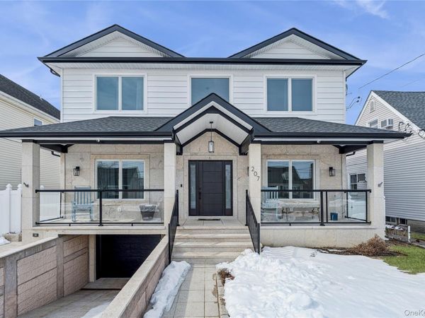 207 Pershing Parkway , Mineola, NY 11501