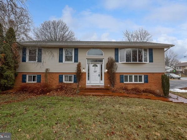 402 PHILMONT DRIVE, LANCASTER, PA 17601
