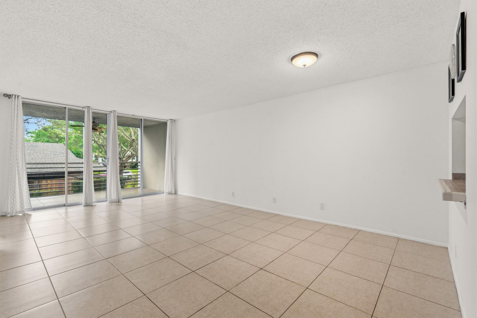 9340 Lagoon Place, Unit 206, Davie, FL 33324 Photo