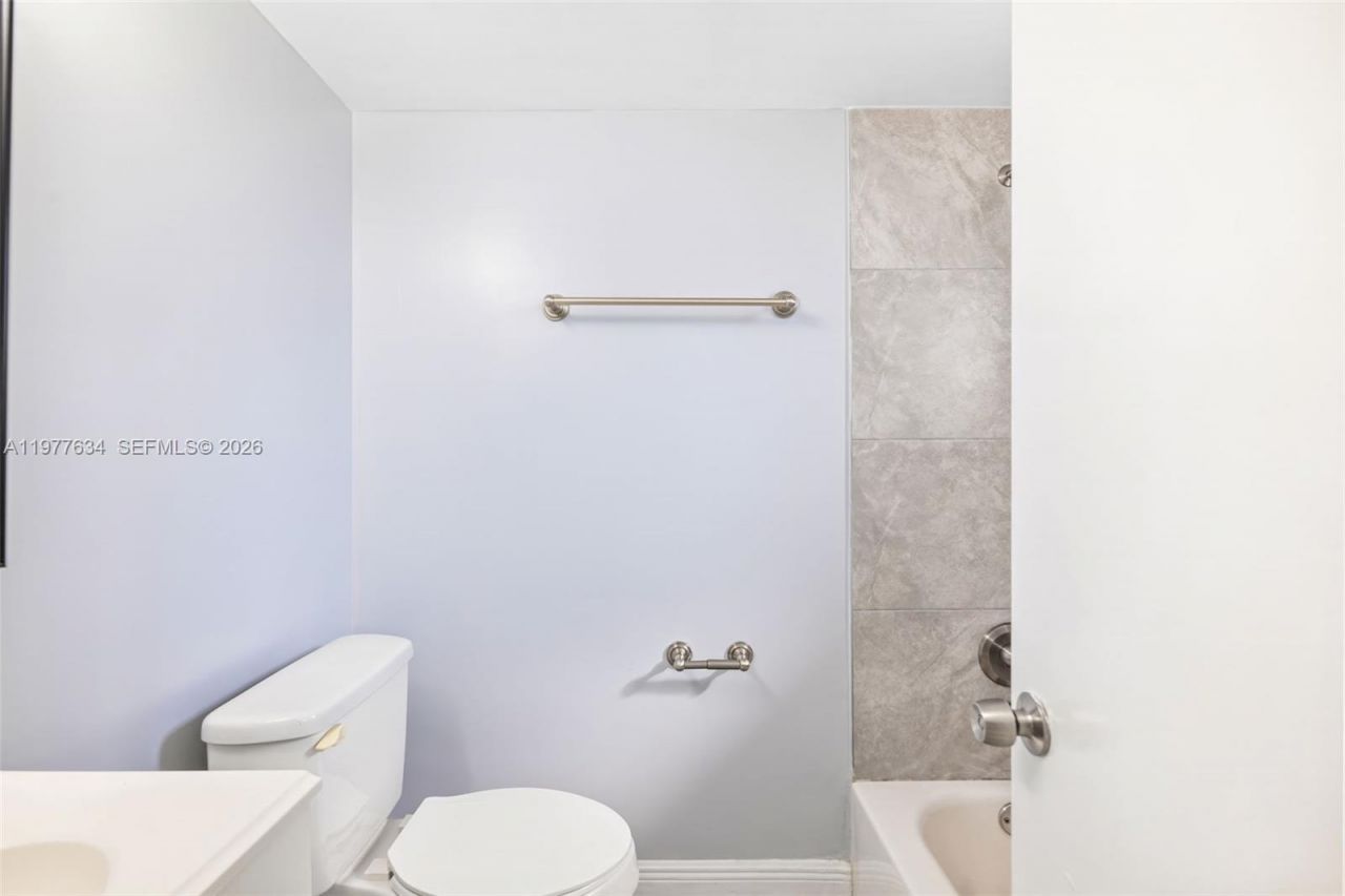 5400 W 21st Ct, Unit 402, Hialeah, FL 33016 Photo
