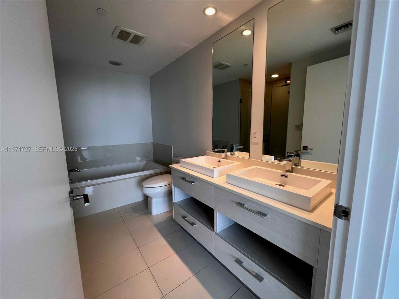 45 SW 9th St, Unit 3703, Miami, FL 33130 Photo