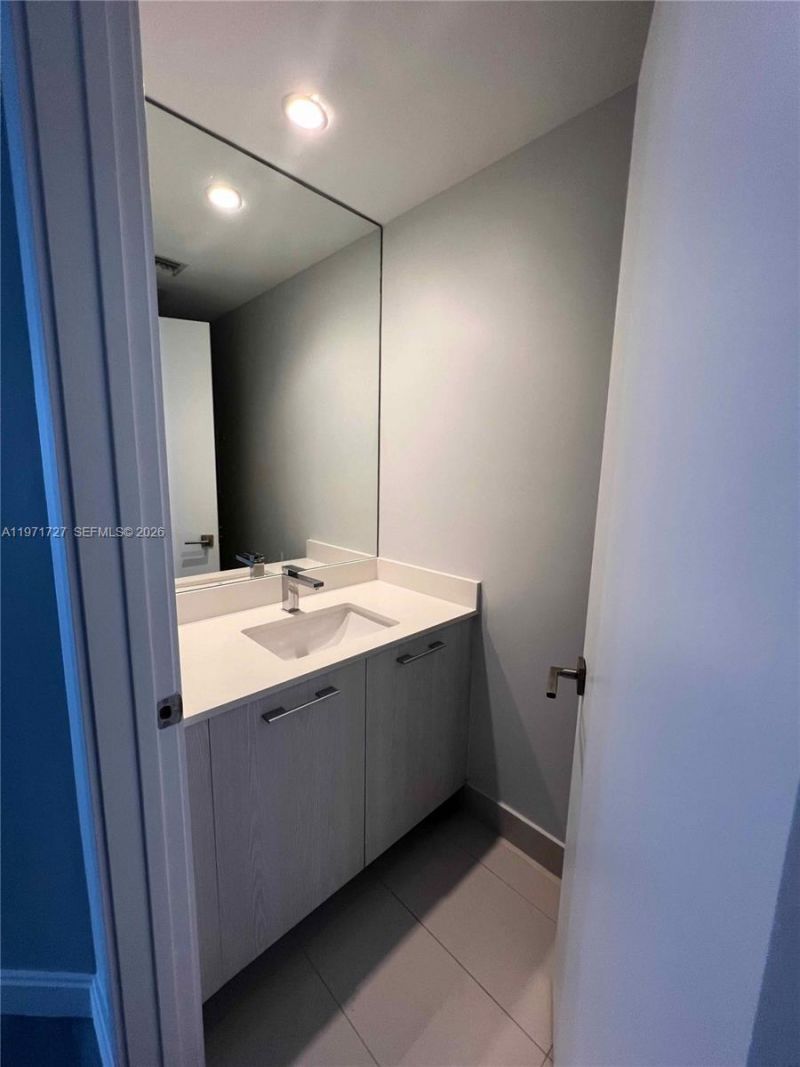 45 SW 9th St, Unit 3703, Miami, FL 33130 Photo