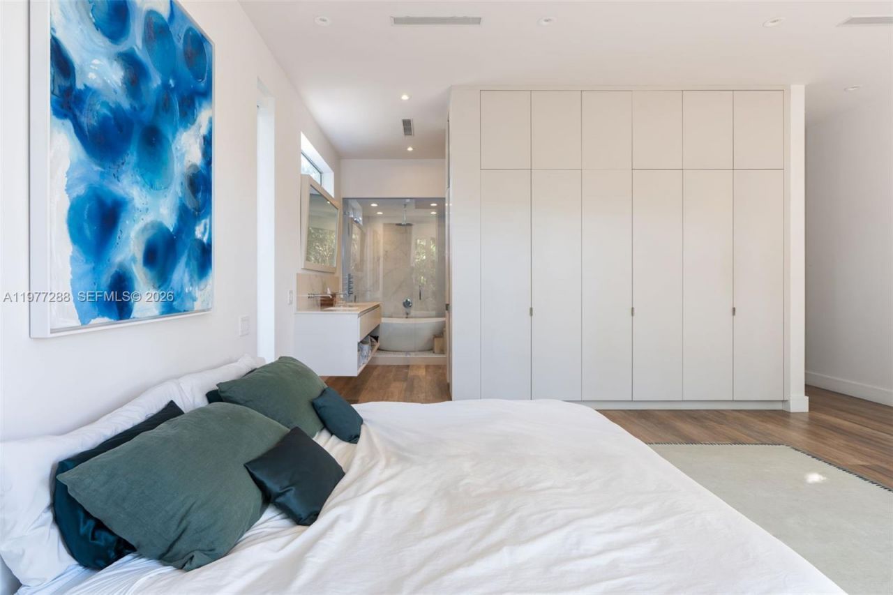 2977 Bridgeport Ave, Miami, FL 33133 Photo