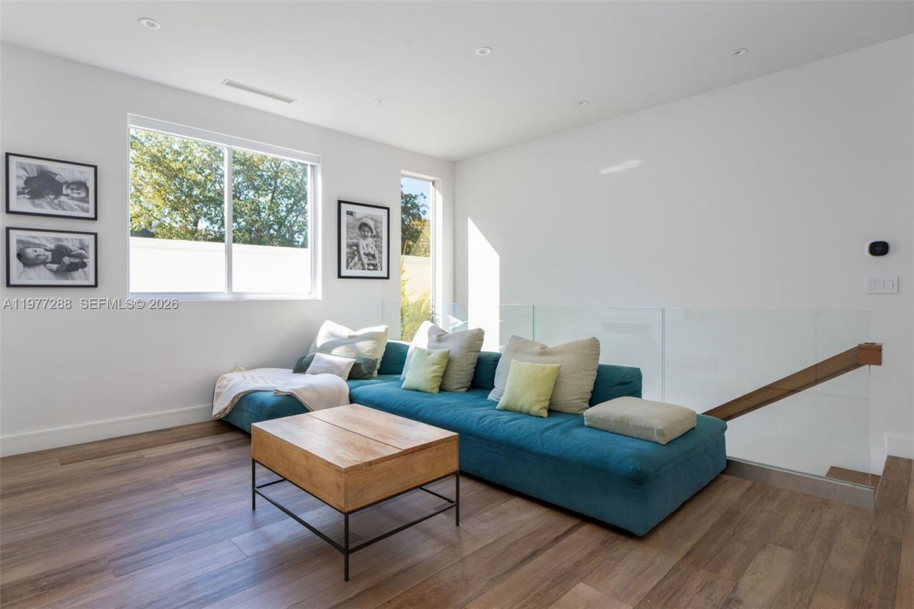 2977 Bridgeport Ave, Miami, FL 33133 Photo