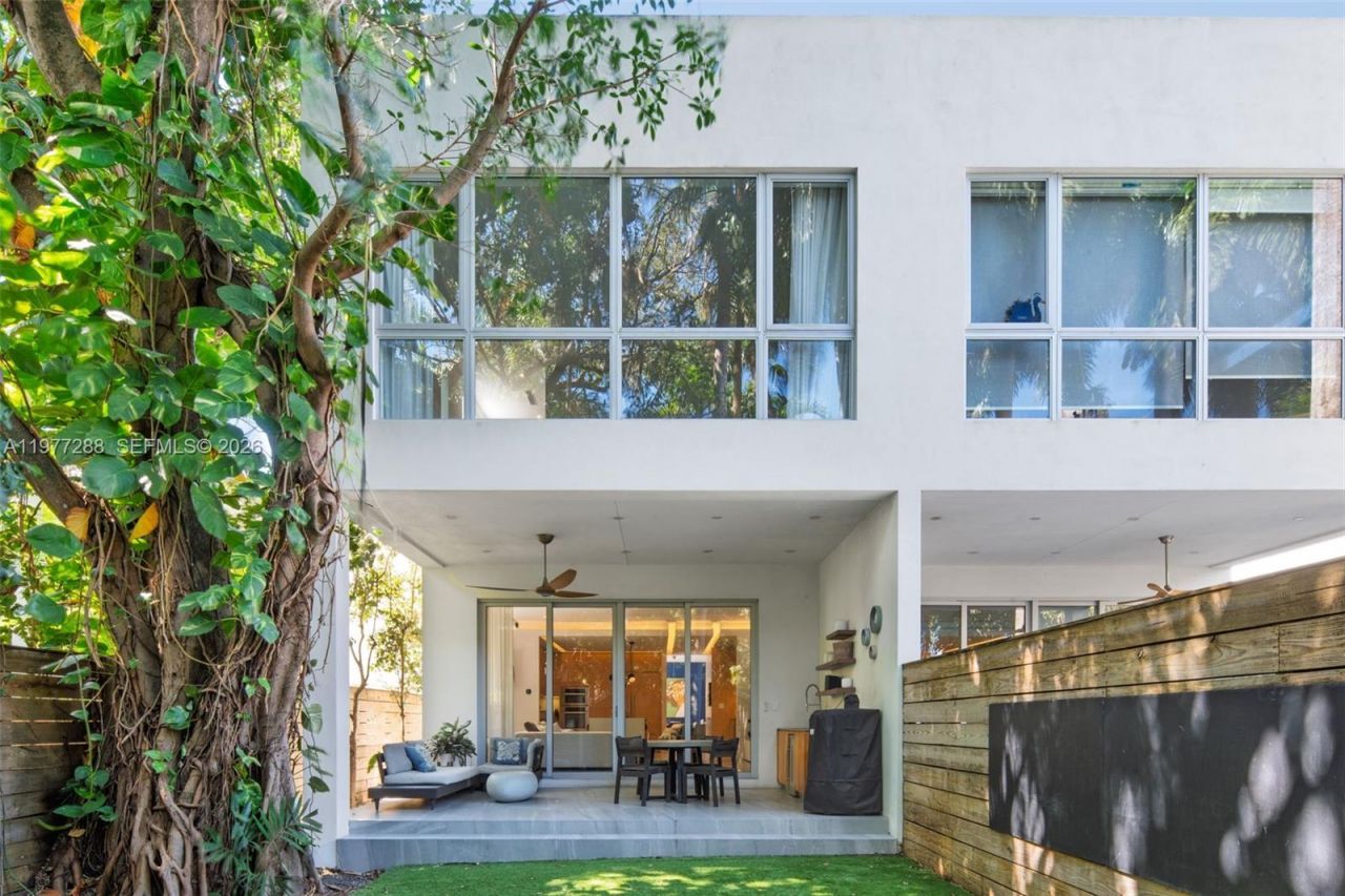 2977 Bridgeport Ave, Miami, FL 33133 Photo