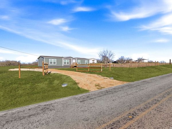 2644 good luck, Seguin, TX 78155
