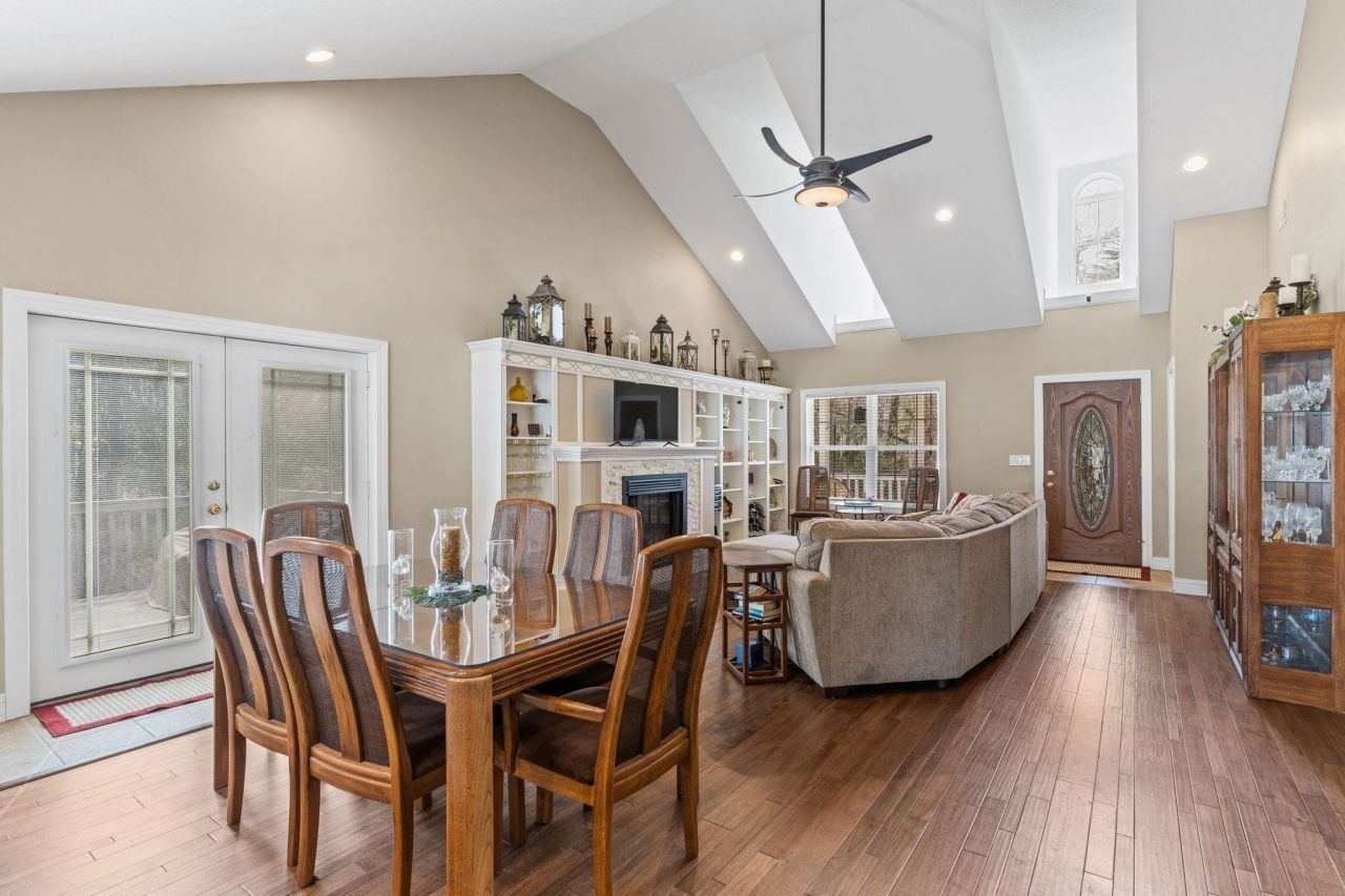 4327 Lakeside Dr. Photo 9