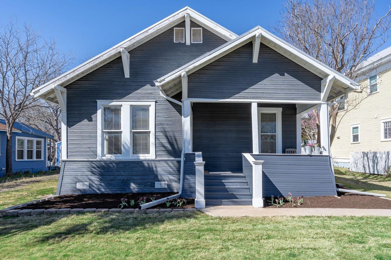 1012 W 6th St, Taylor, TX 76574 Main Photo