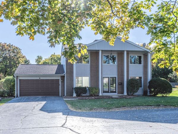 380 Ventura Club Drive, Roselle, IL 60172