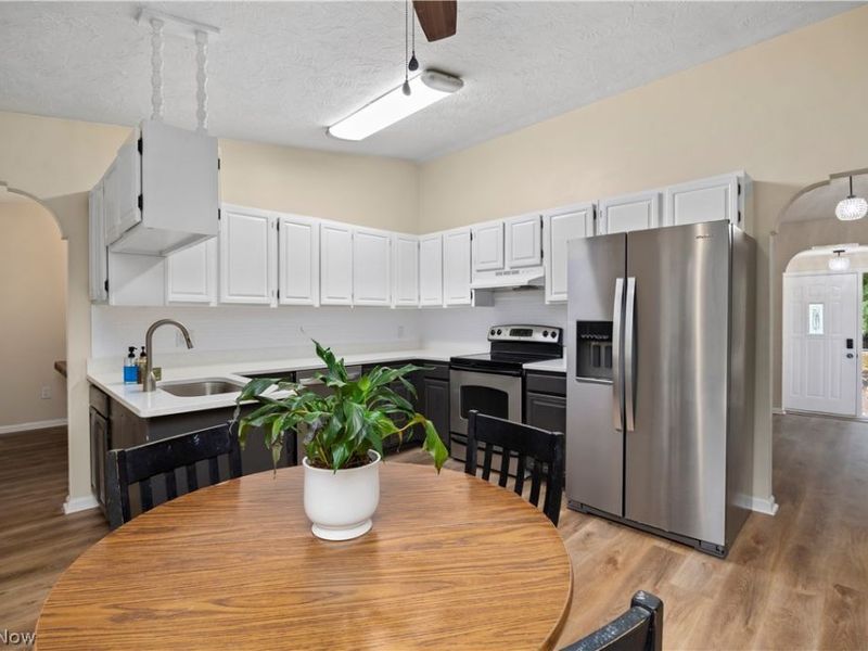 621 Van Oaks Drive, Amherst, OH 44001 Photo 4