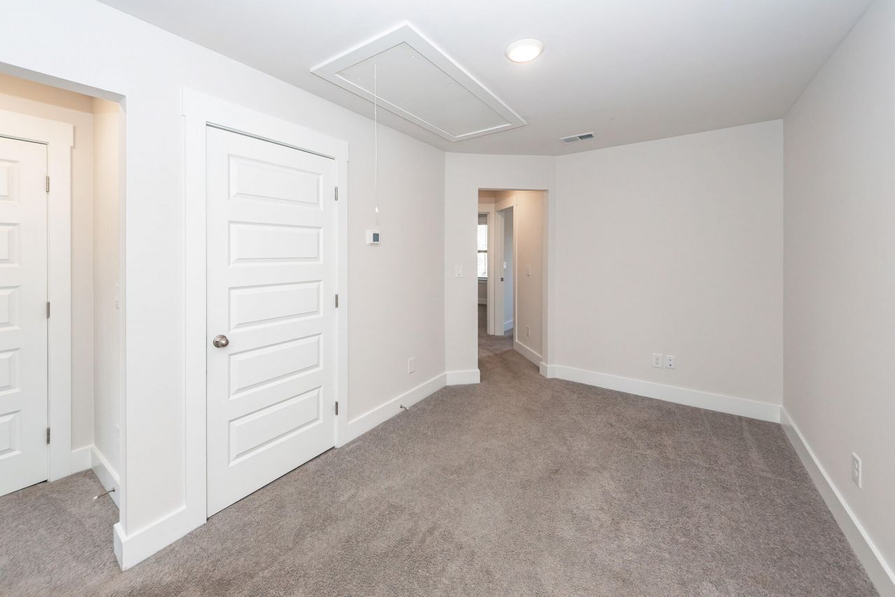 7774 Park Gate Drive Photo 18