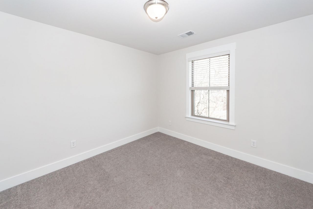 7774 Park Gate Drive Photo 30