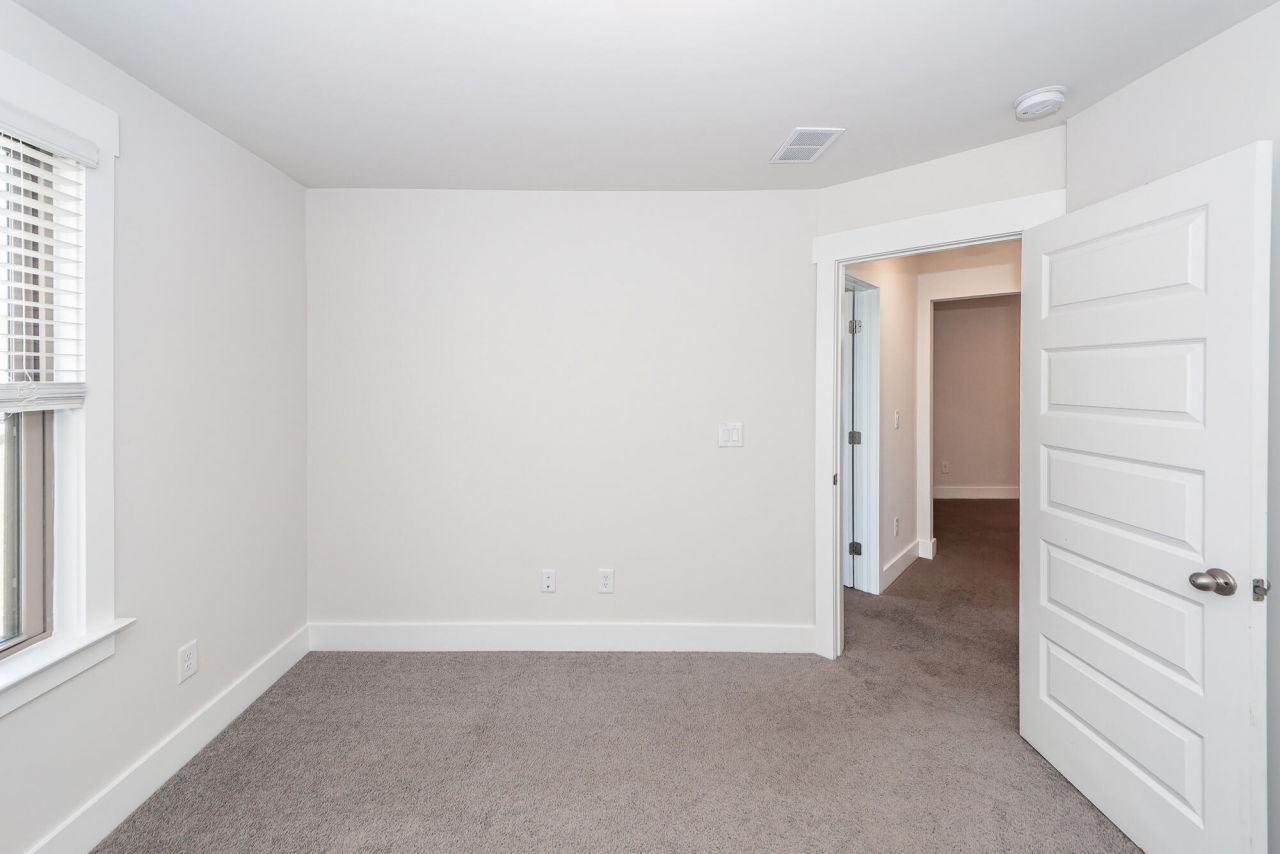 7774 Park Gate Drive Photo 31