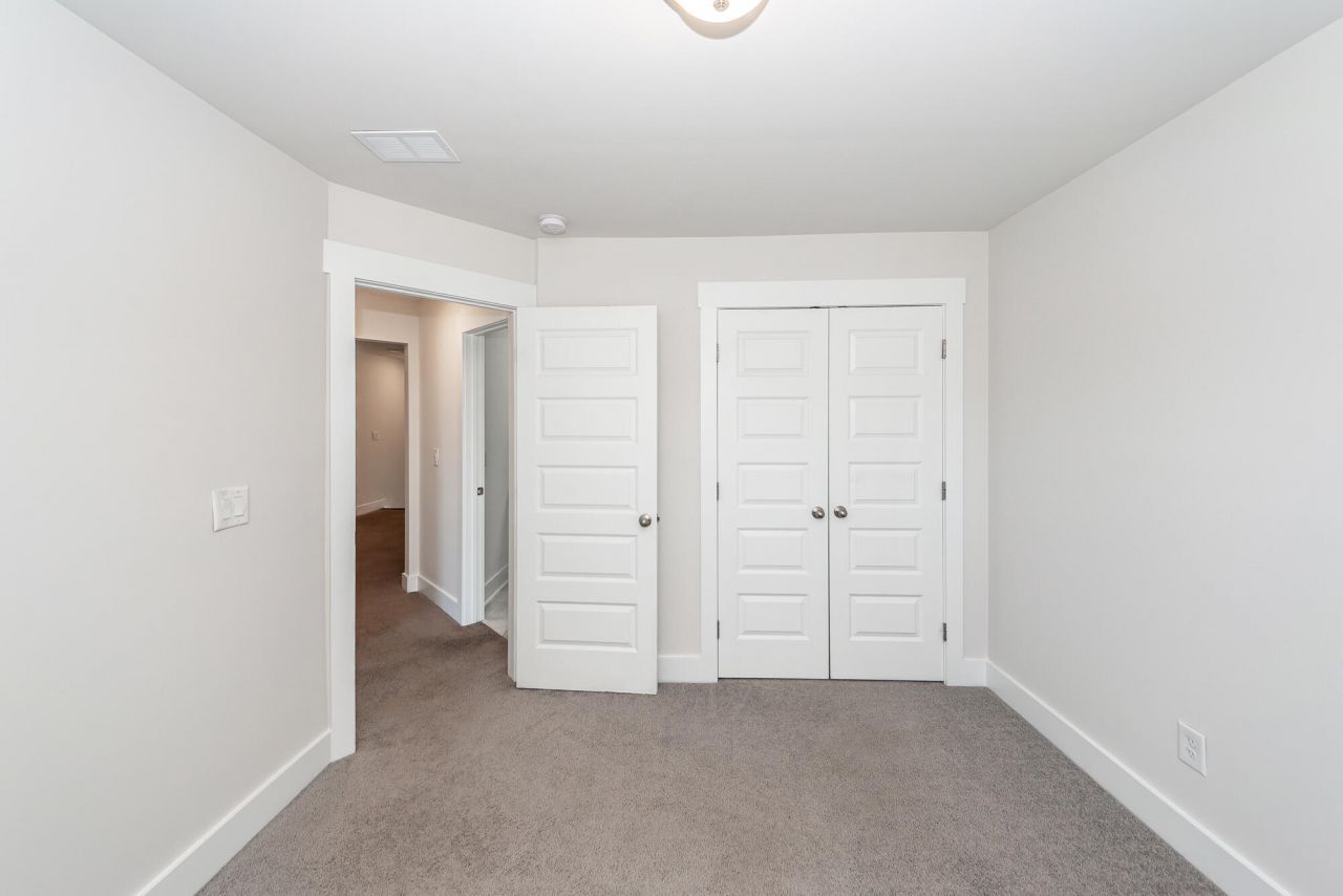 7774 Park Gate Drive Photo 32