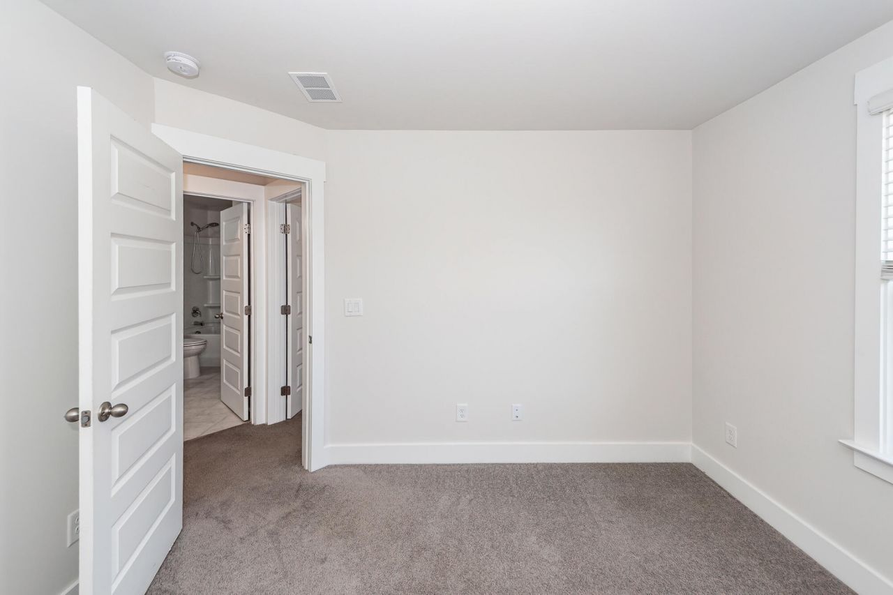 7774 Park Gate Drive Photo 35