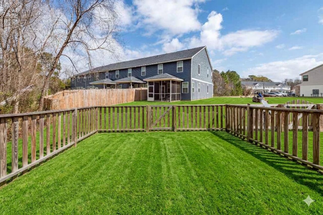 7774 Park Gate Drive Photo 6