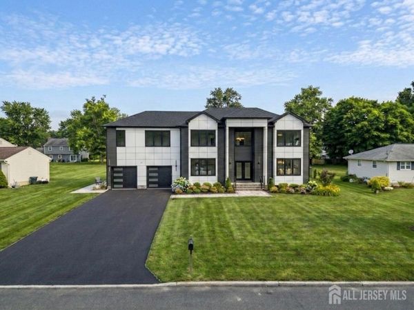 11 Williams Road , Kendall Park, NJ 08824