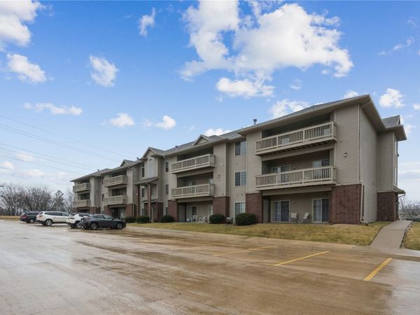 250 Cimarron Drive, Unit 124, Hiawatha, IA 52233