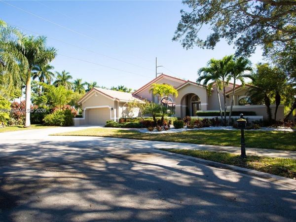 1040 Sandalwood Ln, Weston, FL 33326