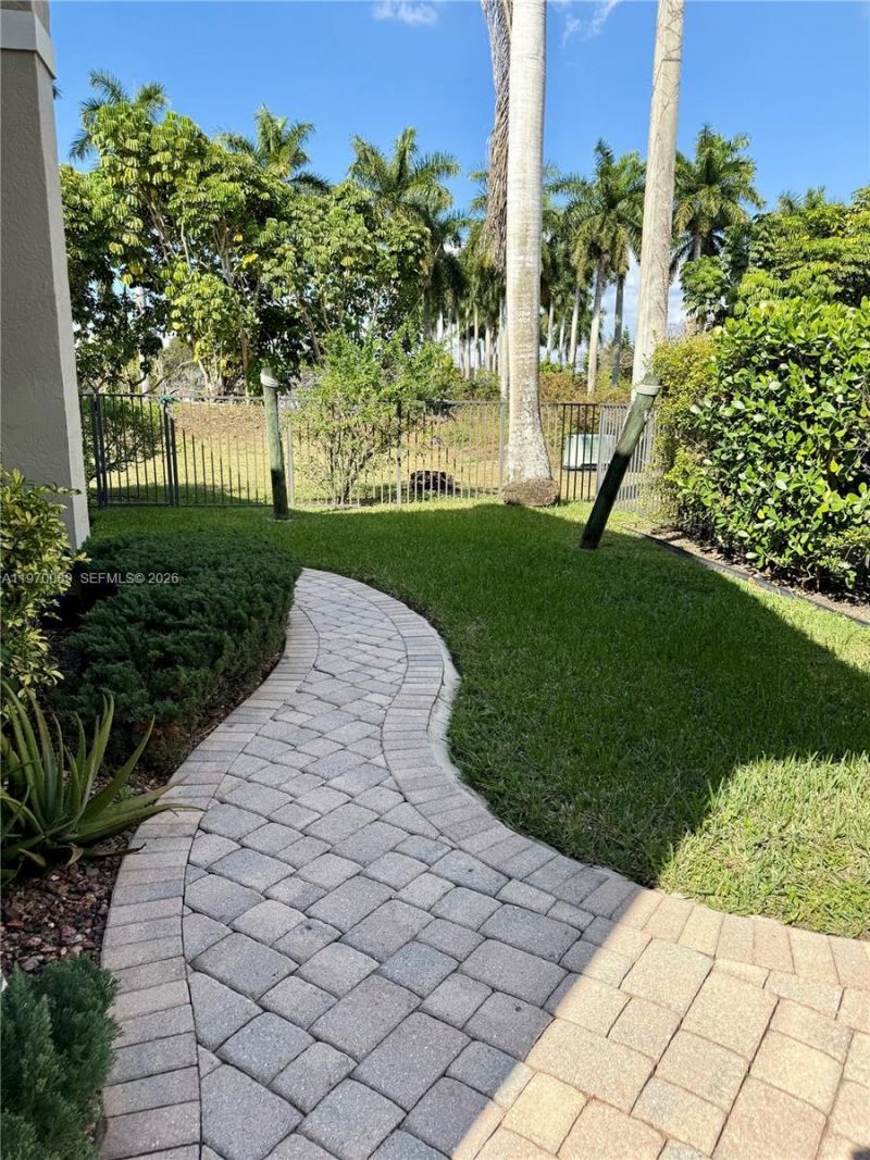 1040 Sandalwood Ln, Weston, FL 33326 Photo