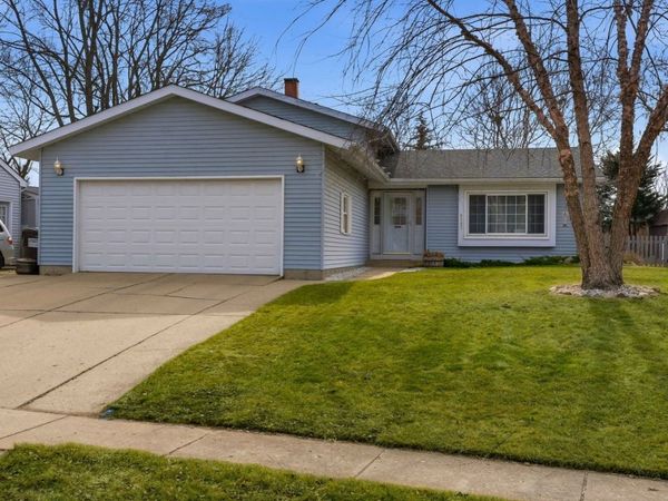 3707 W Bradley Court, McHenry, IL 60050