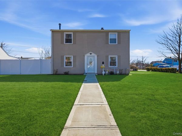 102 Old Farm Road , Levittown, NY 11756