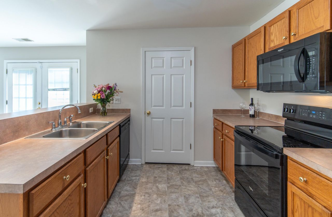 4833 Shady Tree Lane Photo 12