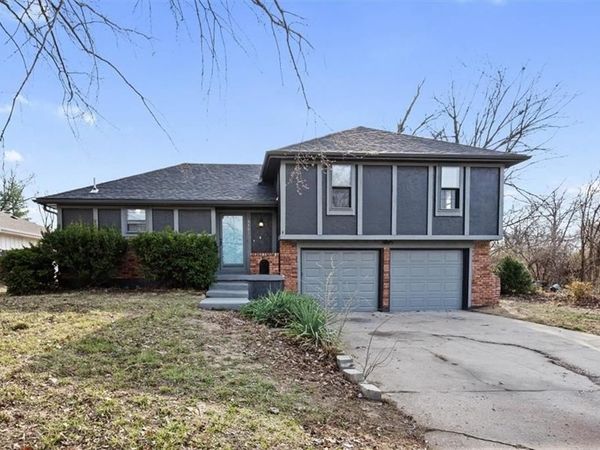 8401 STERLING Avenue, Raytown, MO 64138