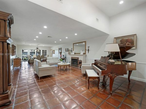 2046 NE 15th St, Fort Lauderdale, FL 33304