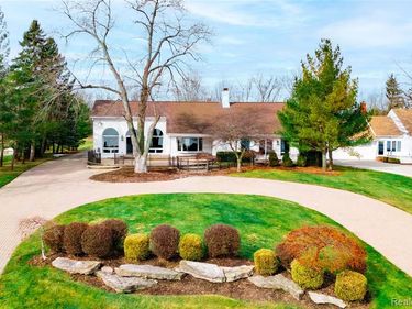 21774 East River Road, Grosse Ile Twp, MI 48138