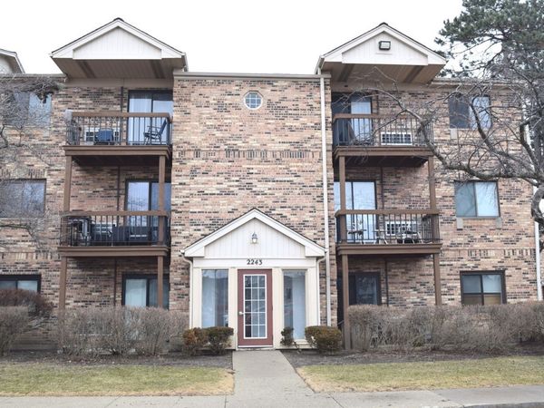 2243 W Nichols Road, Unit 31B, Arlington Heights, IL 60004