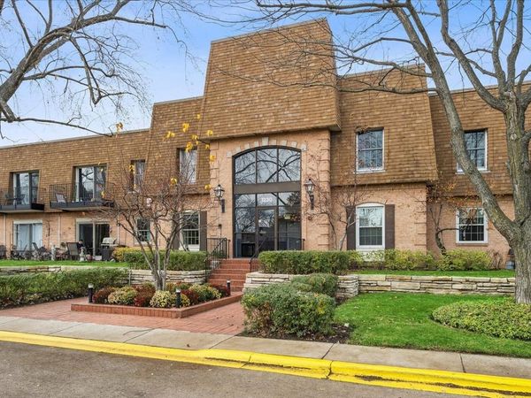 1230 Park Avenue W, Unit 213, Highland Park, IL 60035