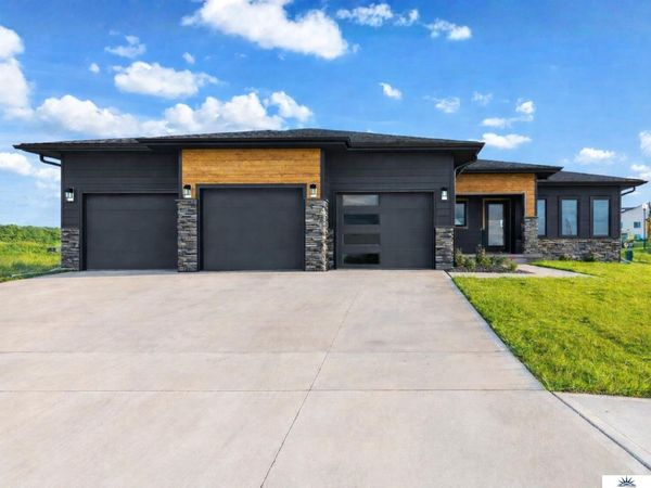 6905 Flint Drive, Papillion, NE 68046