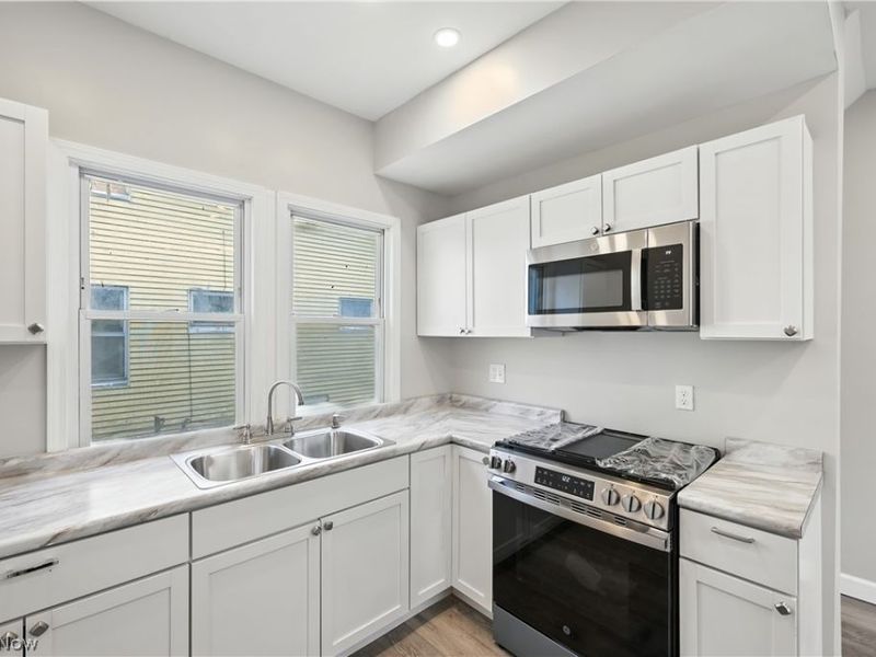 10402 Almira Avenue, Cleveland, OH 44111 Photo 23