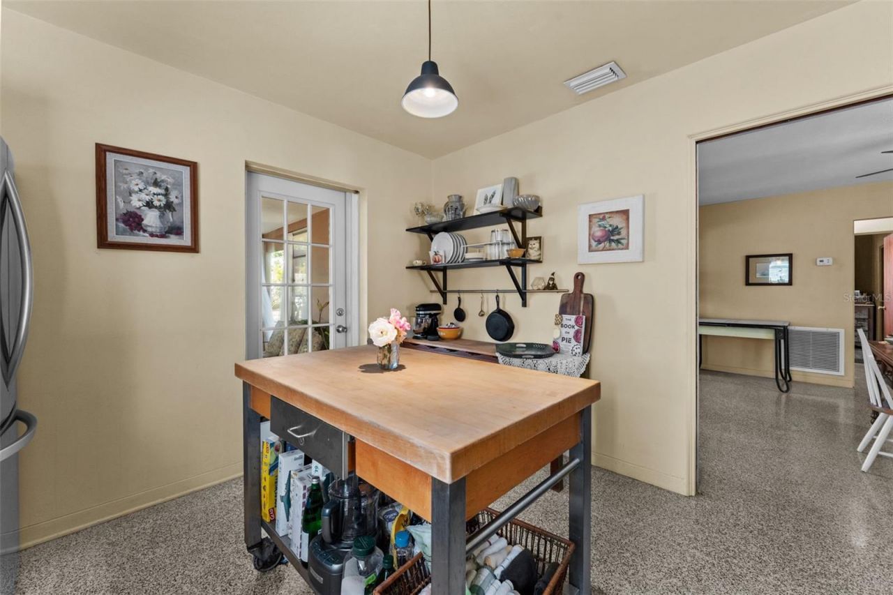 701 52nd Avenue S, Saint Petersburg, FL 33705 Photo