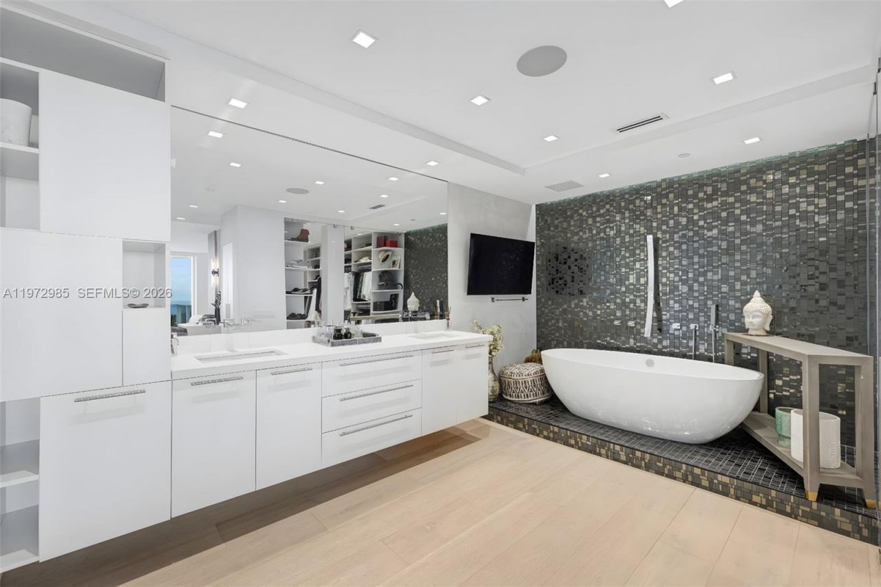 400 Alton Rd , Unit 2806, Miami Beach, FL 33139 Photo