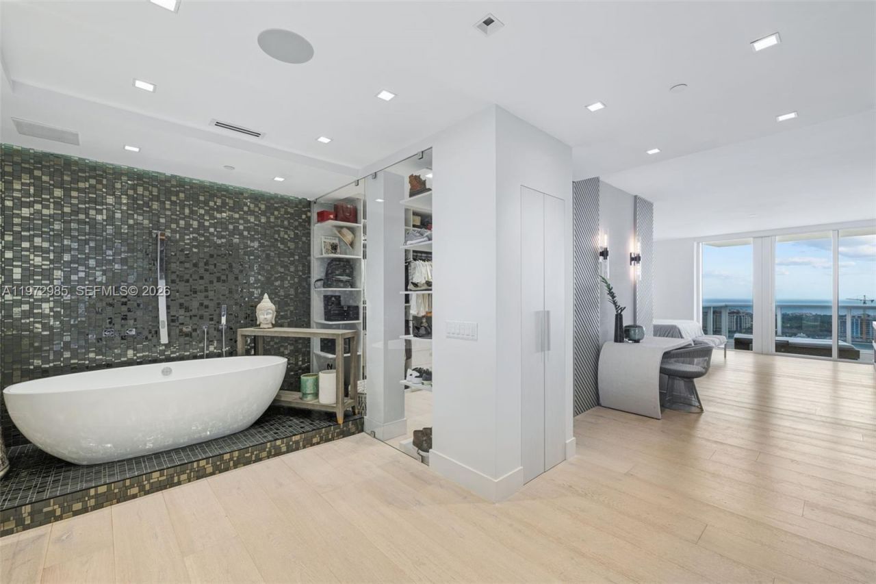 400 Alton Rd , Unit 2806, Miami Beach, FL 33139 Photo