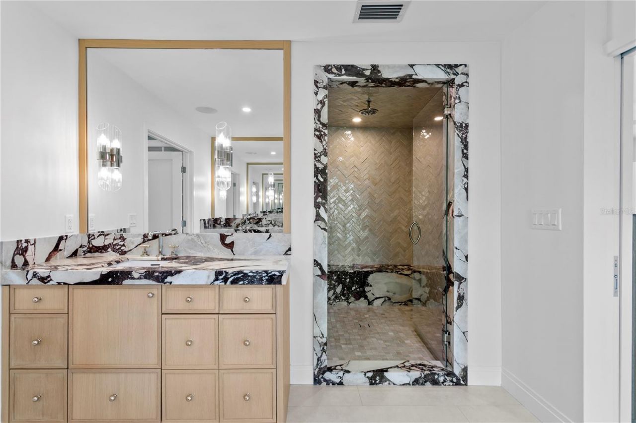 2580 E Bay Isle Drive Se, Saint Petersburg, FL 33705 Photo