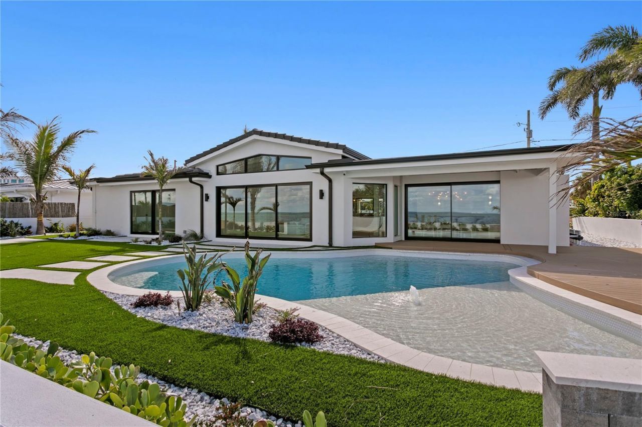 2580 E Bay Isle Drive Se, Saint Petersburg, FL 33705 Photo