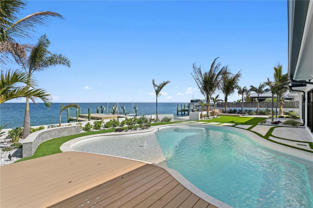 2580 E Bay Isle Drive Se, Saint Petersburg, FL 33705 Photo