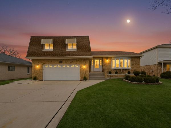 707 S Noah Terrace, Mount Prospect, IL 60056