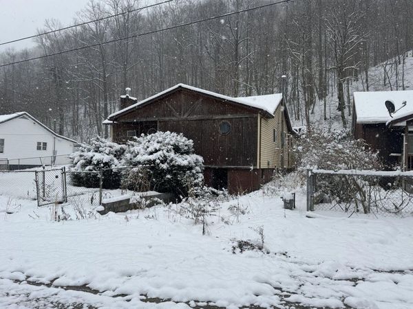 305 Morris Dr, Montgomery, WV 25136