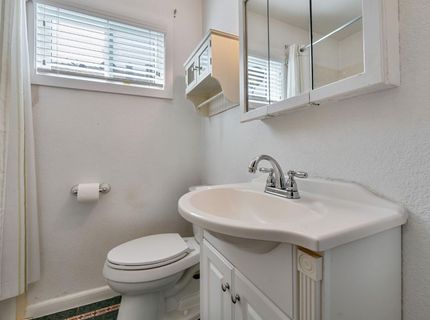 4980 Alcott Dr, Sacramento, CA 95820 Photo
